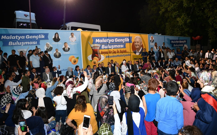 Binali Yıldırım gençleri telefonla Erdoğan'la görüştürdü Bakın rehberine nasıl kaydetmiş!