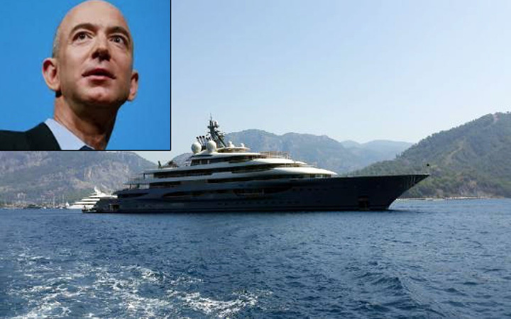 Amazon'un kurucusu Bezos'un lüks yatı Göcek'te demirledi!