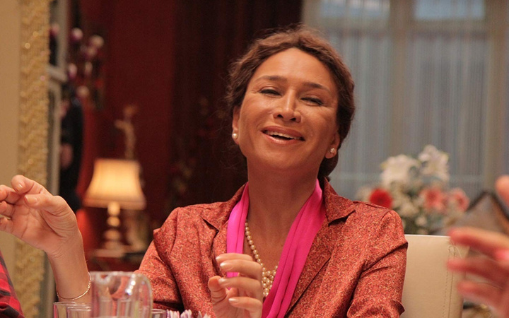 Demet Akbağ kamufle oldu ama bikinili görüntülenmekten kaçamadı