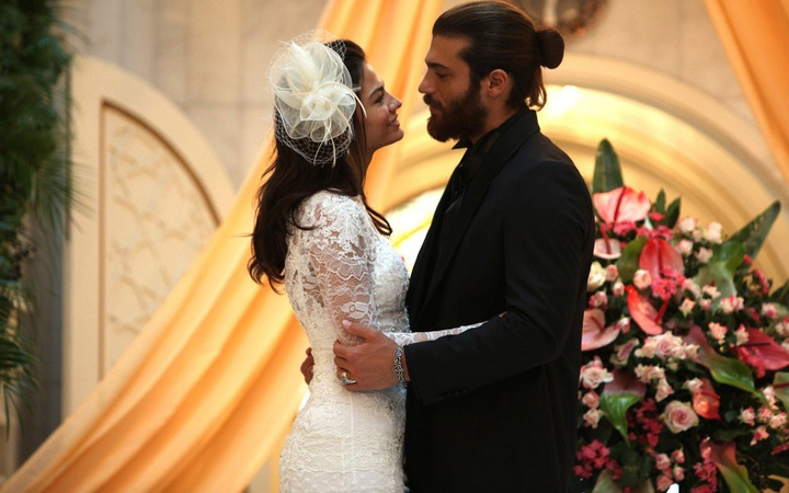 Demet Özdemir ve Can Yaman'dan barışma sinyali! Birbirlerine övgü yağdırdılar