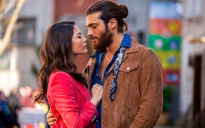 Erkenci Kuş bitti Can Yaman'ın partneri Demet Özdemir'in ilk işi bu oldu