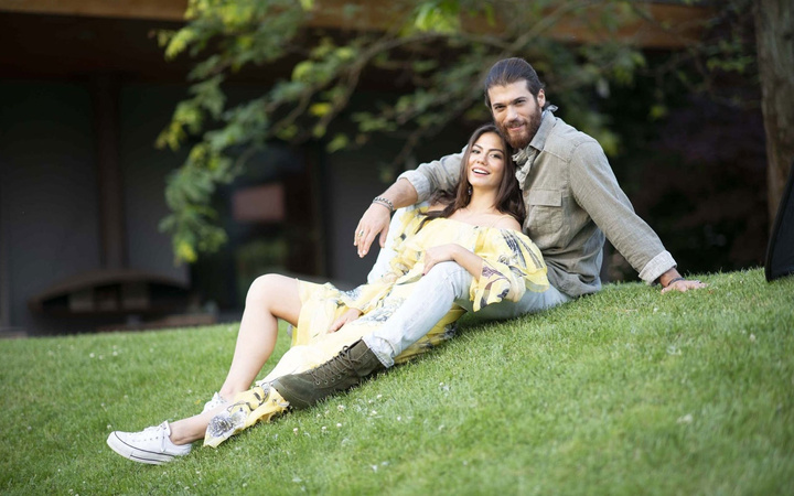 Demet Özdemir ve Can Yaman'ın birlikte tatilini o ayrıntı ortaya çıkardı! Ayrıldılar deniyordu