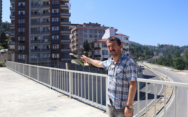 Rize'de mahalleyi 'Çin Seddi' gibi duvarla ayırdılar 50 metre ötedeki eve gitmek için 1 km yürüyorlar
