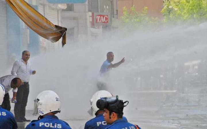 Diyarbakır Van ve Mardin karıştı ortalık savaş alanı! HDP'li vekiller yaralandı