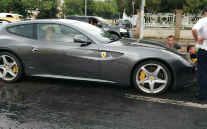 Caddebostan’da milyon liralık Ferrari su birikintisinde böyle mahsur kaldı