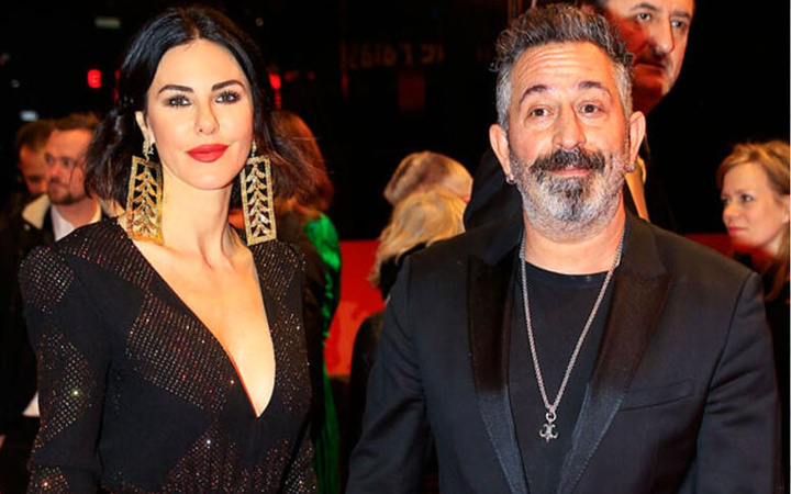 Cem Yılmaz göbekli Defne Samyeli fit! Tatil fotoğrafları dillerde