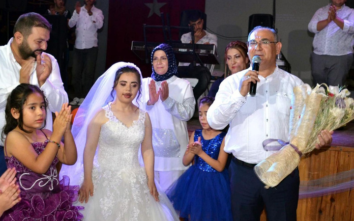 Adana'da down sendromlu Neslihan'ın gelinlik giyme hayali gerçek oldu