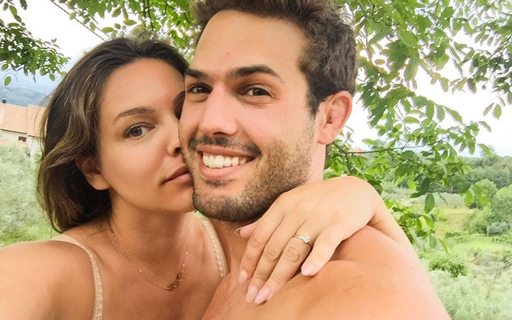 Ünlü model Kelly Brook Türkiye'den sevgisilinin çıplak fotoğrafını paylaştı