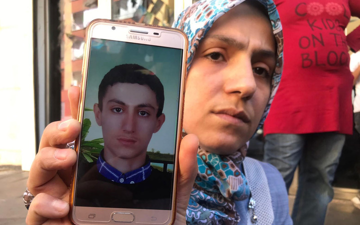 HDP önünde başlatılan eylemler devam ediyor! İşte PKK tarafından kaçırılan o çocuklar