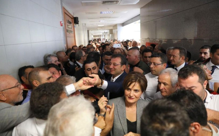 Ekrem İmamoğlu Canan Kaftancıoğlu'na destek için adliyede kalabalık grup karşıladı