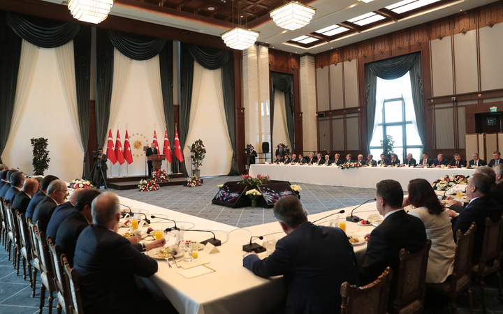 Erdoğan ile CHP'li başkanların tokalaşma anı! Ekrem İmamoğlu ile Tunç Soyer'e dikkat