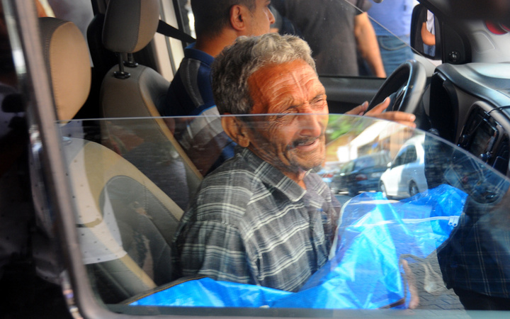 Acılı dede torununun cenazesini kucağında böyle taşıdı! Yürekler dağlandı