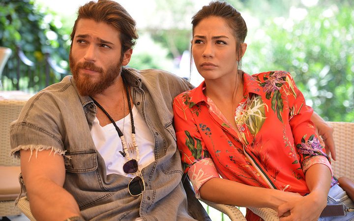 Can Yaman'ın Demet Özdemir ile fotoğrafı ortaya çıktı! Beraber tatile gitmişler