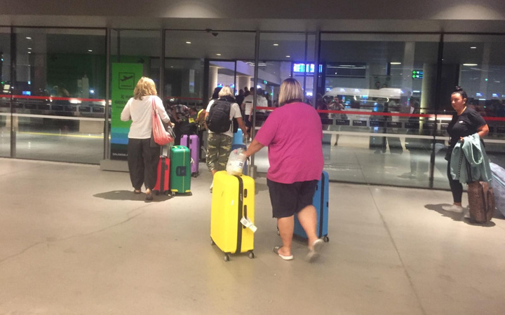 Thomas Cook mağduru İngiliz turistler gönderilen uçakla ülkelerine dönüyor