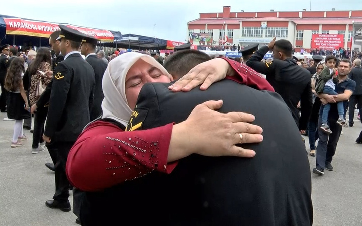 Bursa'da yemin töreninde yüzlerce asker arasında gözyaşlarıyla "Ali"sini aradı
