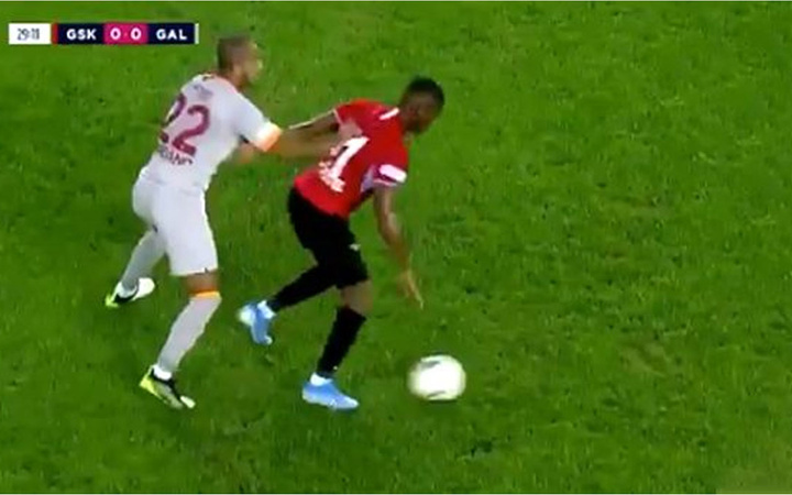Rakibine yumruk atan Mariano sosyal medyada olay oldu
