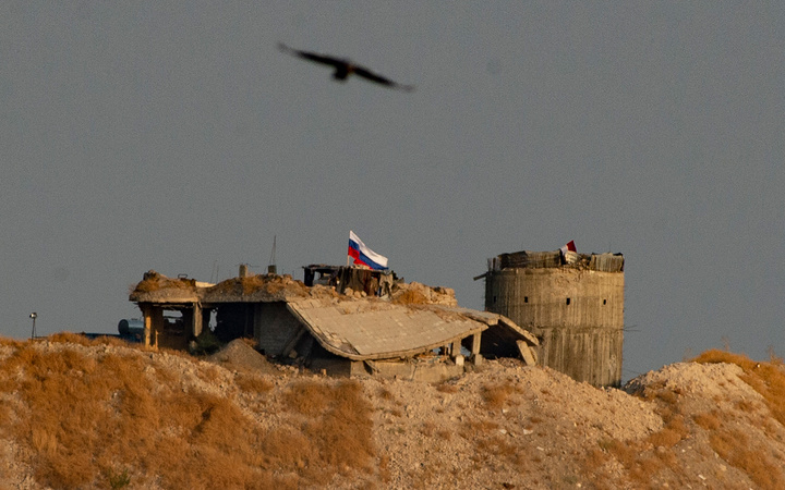 YPG kendini kamufle etmek için sınıra Rusya bayrağı astı