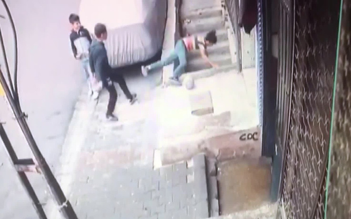 İstanbul Beyoğlu'nda arkadaşının ittiği çocuk ağır yaralandı