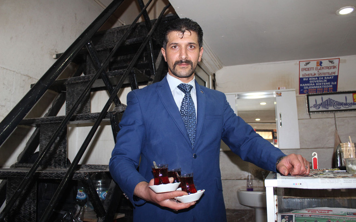 Elazığ'da yaşıyor 20 yıldır takım elbise ile çay servisi yapıyor