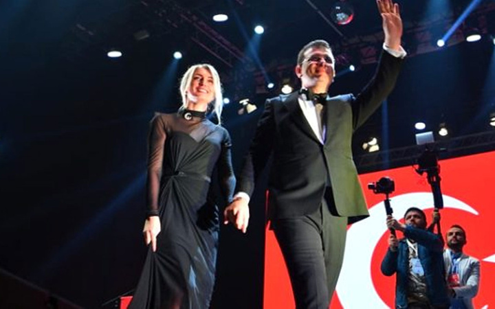 Dilek İmamoğlu'nun 'Cumhuriyet' kıyafeti sosyal medyada olay oldu