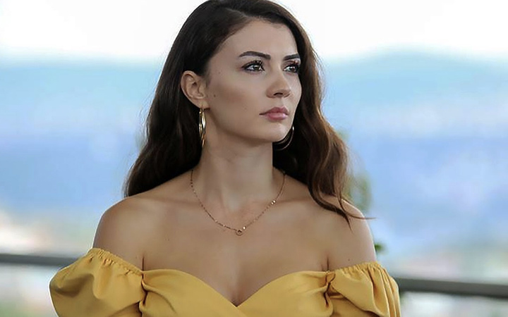 Afilli Aşk'ın Ayşe'sinden bacak şov! Burcu Özberk dekolteyi fena abarttı!