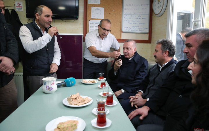 Cumhurbaşkanı Erdoğan, taksi durağında çay içti