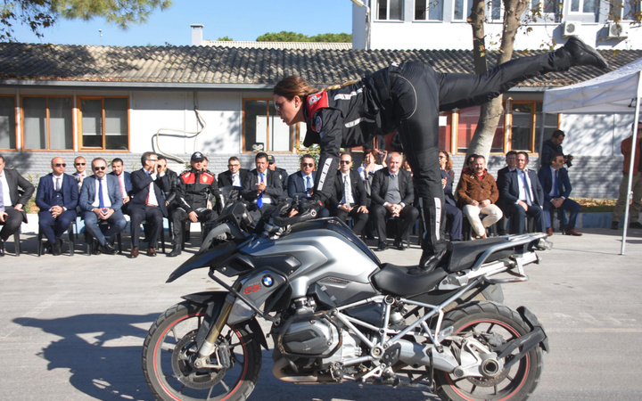 İzmir'de motosikletli polis timlerinin akrobasi şovu nefes kesti
