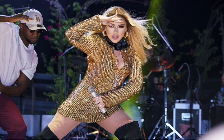Göğüs dekolteli elbisesi büyüledi Hadise O Ses Türkiye yılbaşı özel kulisinden paylaştı