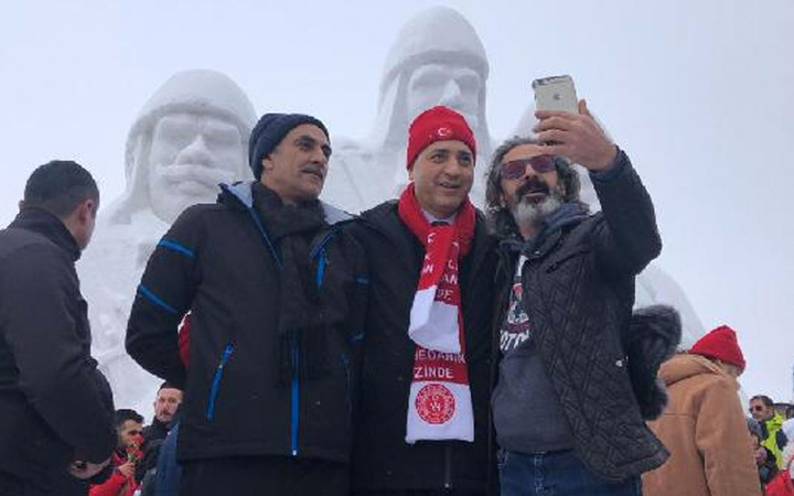Şehit Mehmetçiklerin kardan heykellerine yoğun ilgi! Bakanlar da oradaydı