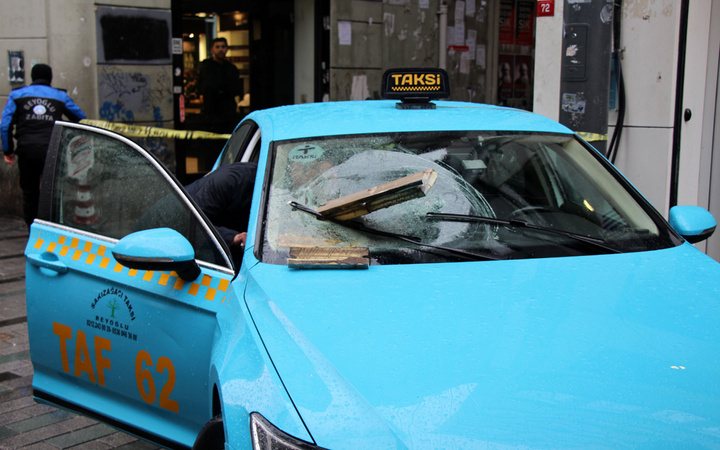İstiklal Caddesi'nde aşırı rüzgar nedeniyle binadan kopan beton taksiye ok gibi saplandı