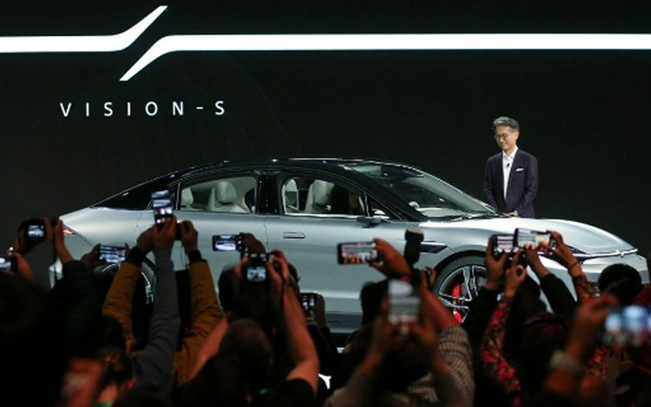 Sony oyun konsolunu tanıttıktan sonra elektrikli otomobille herkesi şaşırttı!