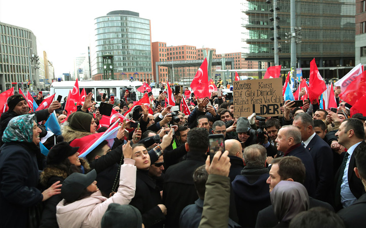 Cumhurbaşkanı Erdoğan Berlin'deki gurbetçilerden sevgi gösterileriyle karşılandı!
