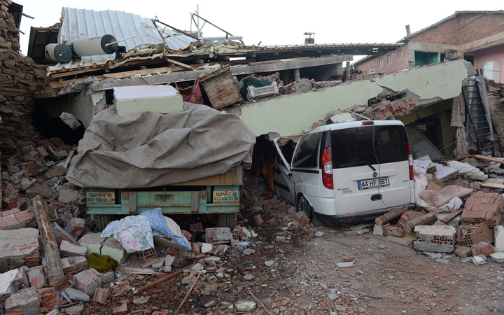 Elazığ'da şiddetli depremin ardından korkunç görüntüler geldi