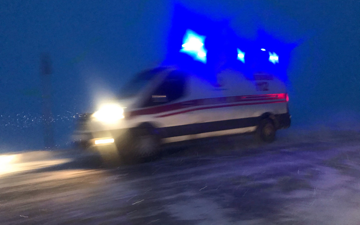 Van Bahçesaray'da minibüsün üzerine çığ düştü