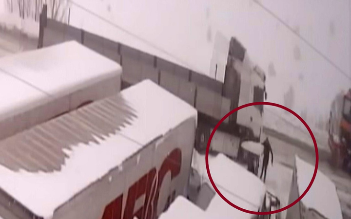 Sivas'ta bir kişi kar küreme aracını seyrederken canından oluyordu