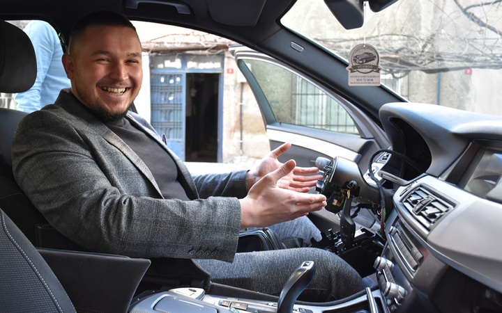 İstanbul'da lüks otomobilin direksiyonu ile gösterge panelini çaldılar