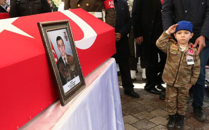 İdlib şehidini 20 bin kişi uğurladı dayısına asker selamı verdi