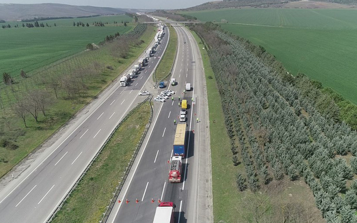 İstanbul'un giriş ve çıkışlarına abluka kilometrelerce kuyruklar oluştu