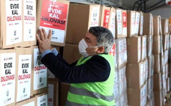 Öğrenciler için makam aracını satan belediye başkanı tüm ilçeye kumanya dağıtıyor