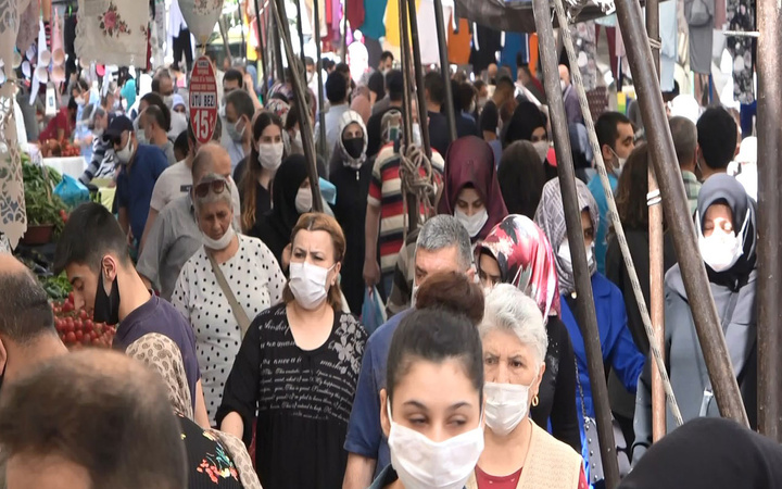 Avcılar'daki semt pazarında akılalmaz yoğunluk