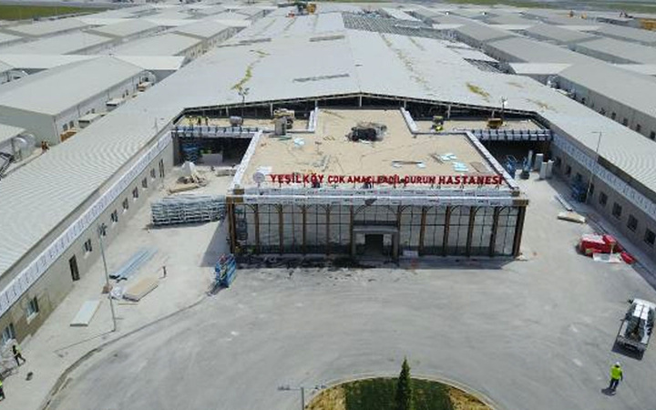 Atatürk havalimanı alanına yapılan Yeşilköy pandemi hastanesinin tabelası asıldı