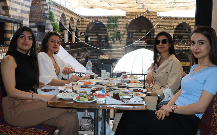 Diyarbakır'da normalleşme, ciğer kebabı ve kahvaltıyla başladı