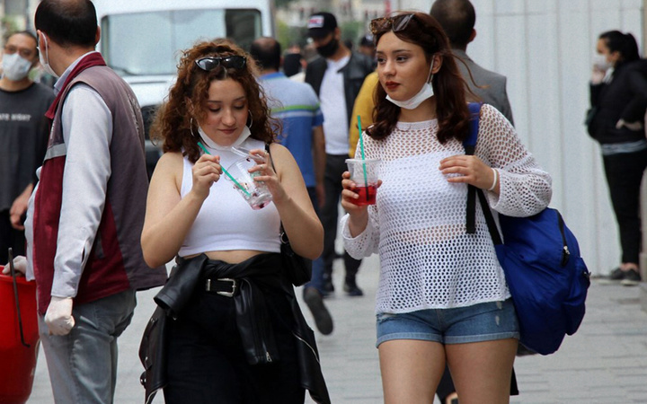 İstanbul İstiklal Caddesi'nde sosyal mesafe kuralları hiçe sayıldı