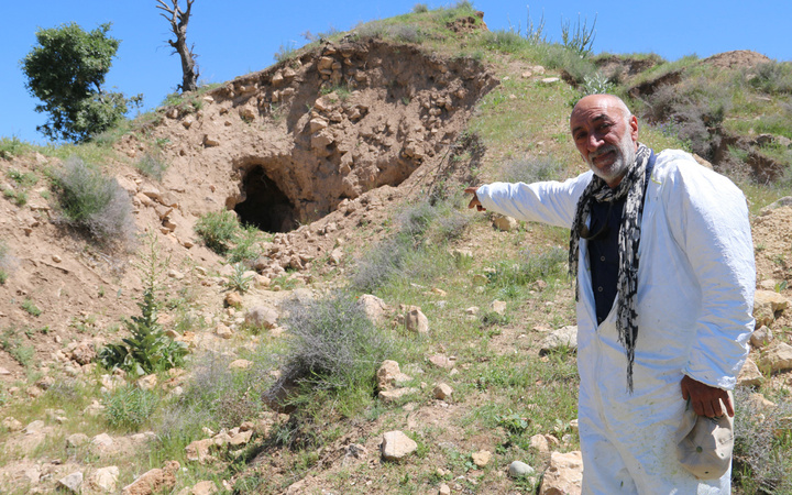 Elazığ'da Urartulardan kalma Hıdırbaba Höyüğü definecilerin zararına uğradı
