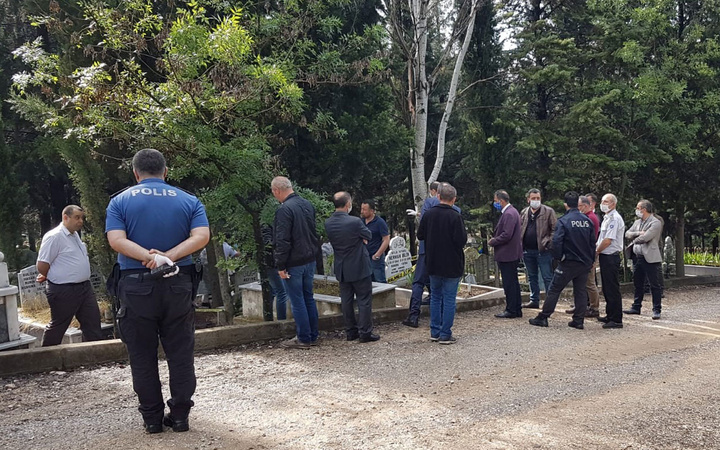 Kimse inanmadı Bursa'da genç doktor babasının mezarı başında intihar etti