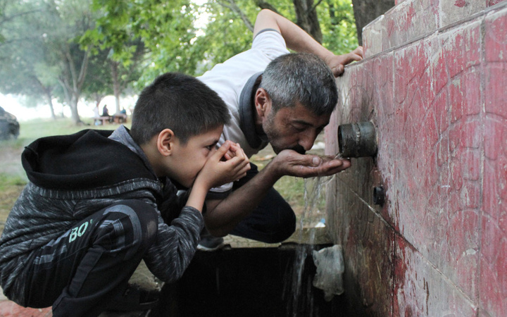 Bursa'da görenler gözlerine inanamıyor alev alev yanan çeşmeden kana kana su içiyorlar