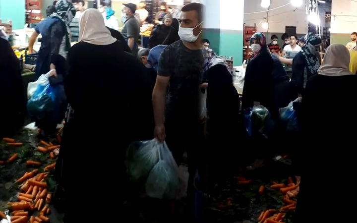 Esenyurt'ta pazarcı protestosu! Vatandaş dökülen sebzeleri kapış kapış topladı