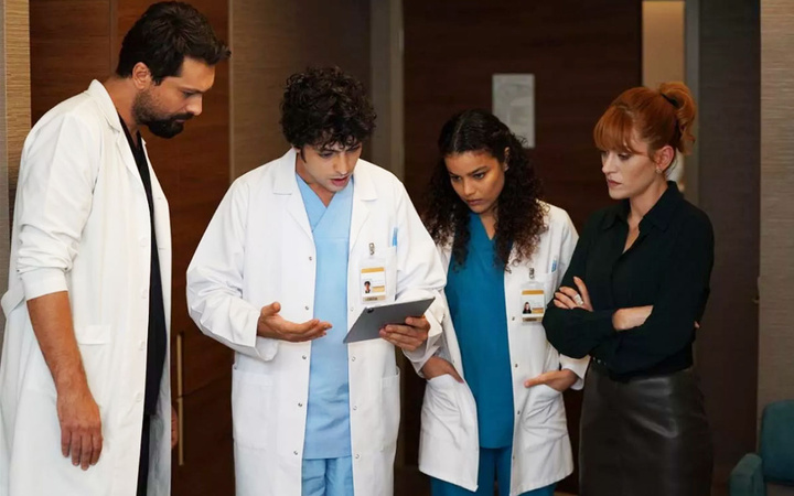 Özge Özder'den flaş açıklama FOX TV Mucize Doktor kadrosundan çıkarıldı