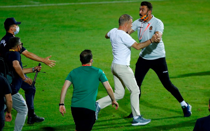 Alanyaspor-Trabzonspor maçı sonu kıyamet koptu Ahmet Ağaoğlu sahaya daldı