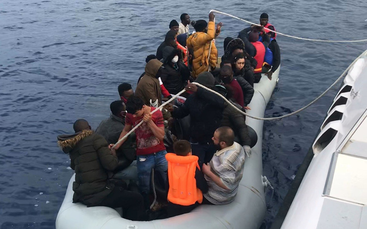 Yunanistan ölüme terk ediyor Türk askeri kurtarıyor